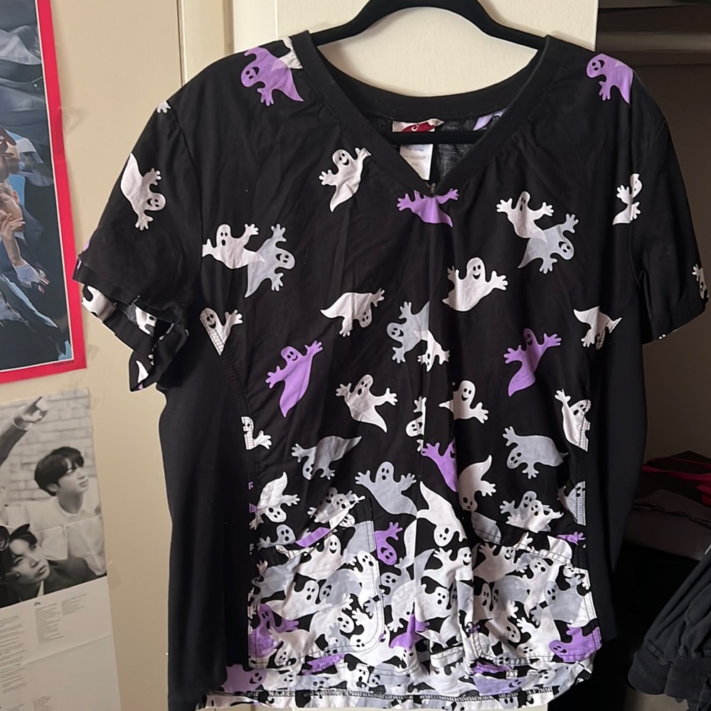 PLUS SIZE Halloween Scrub Top. 3XL. Black, White and Purple.